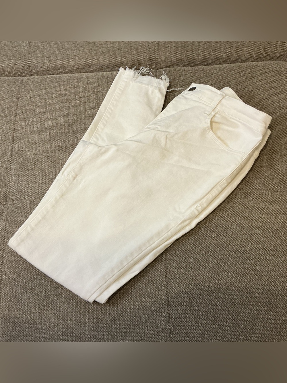 a.n.a White Skinny Jeans with Frayed Hem Sz 12